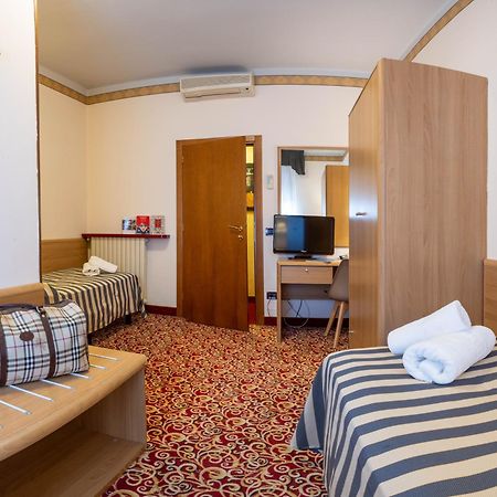 Hotel Giardinetto Desenzano del Garda Luaran gambar