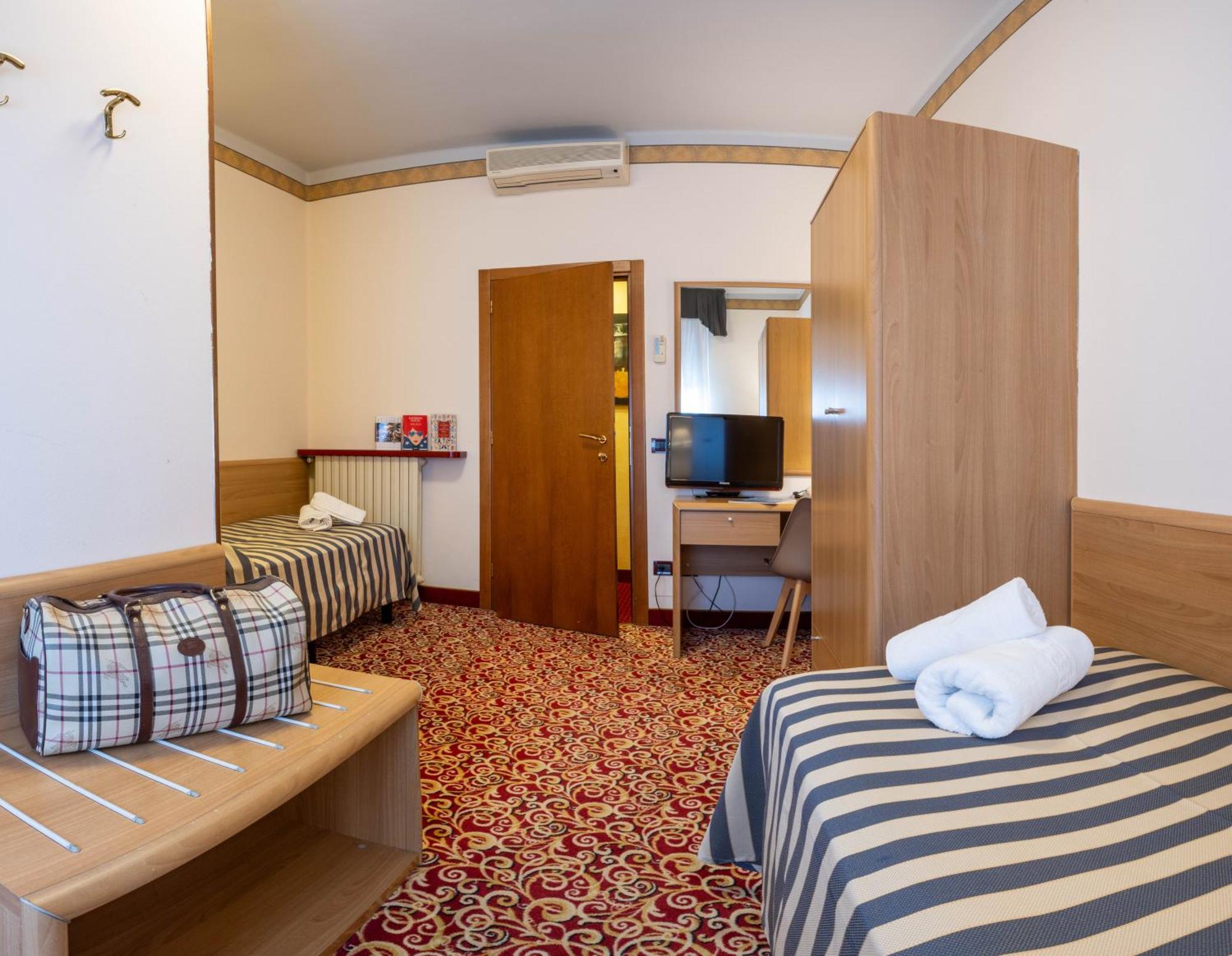 Hotel Giardinetto Desenzano del Garda Luaran gambar