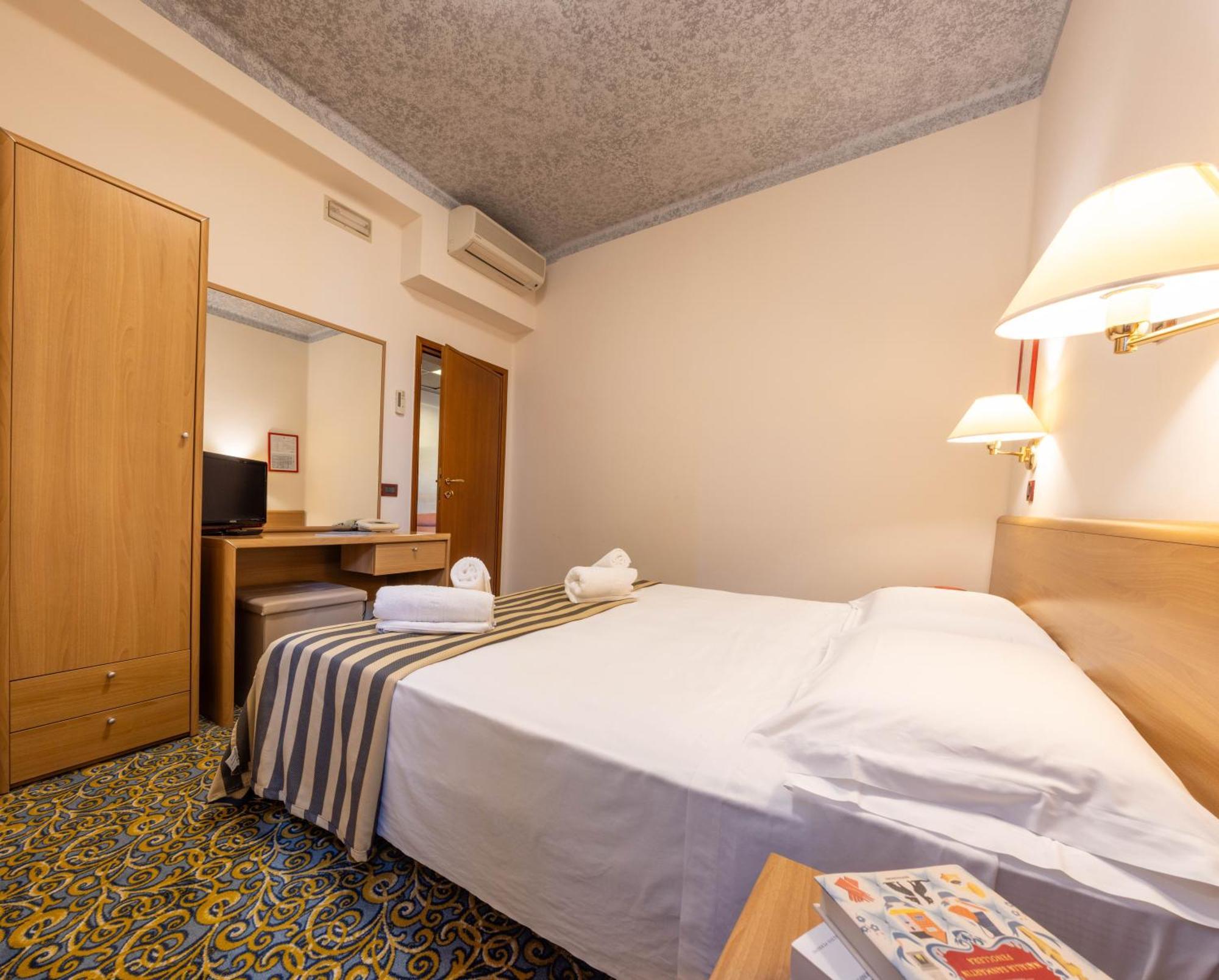 Hotel Giardinetto Desenzano del Garda Luaran gambar