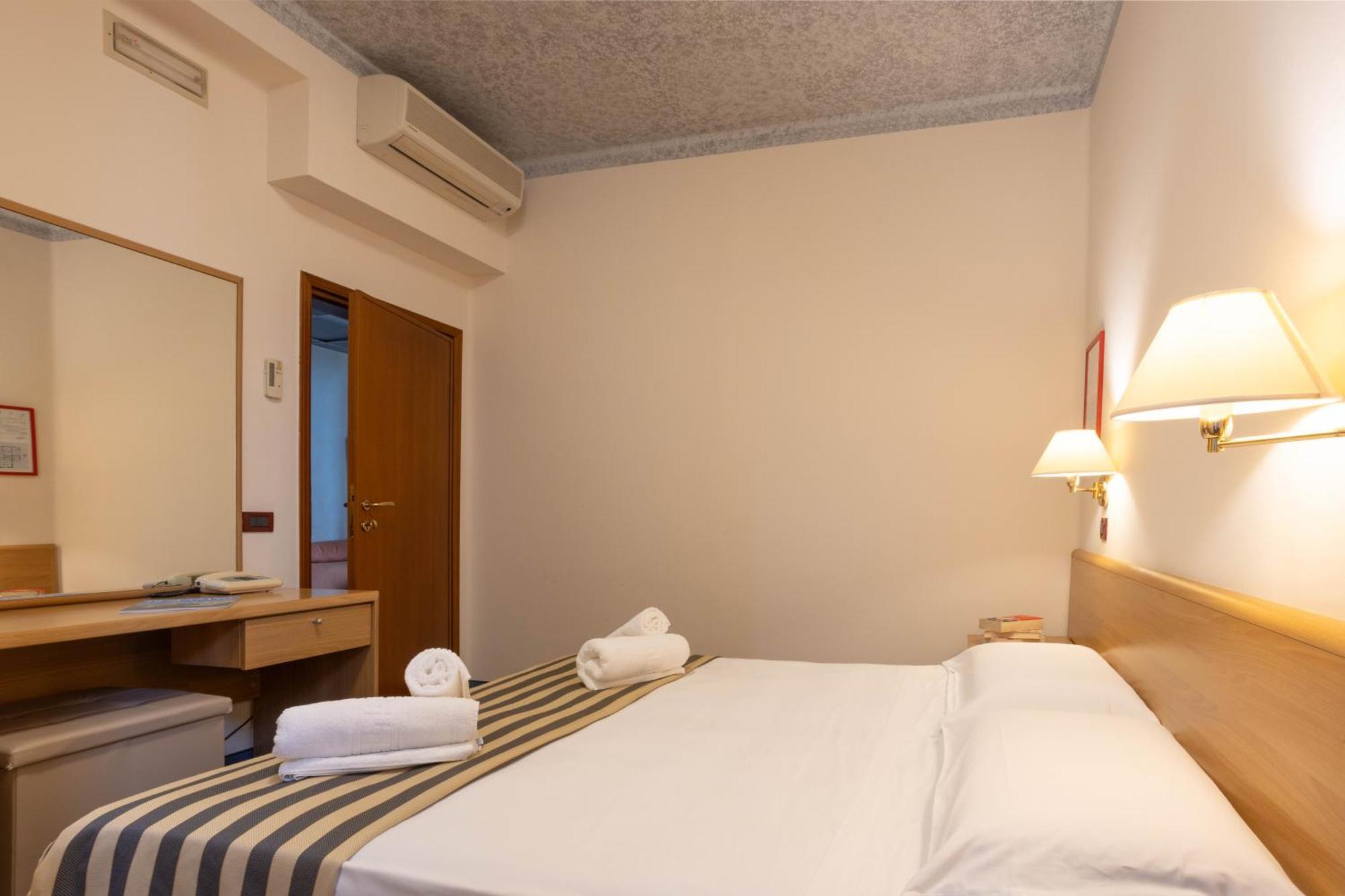 Hotel Giardinetto Desenzano del Garda Luaran gambar
